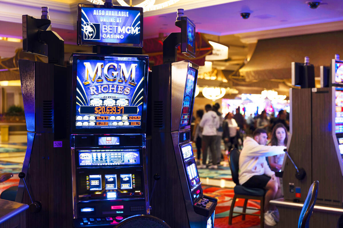 เครื่องสล็อต MGM Riches มีให้เห็นภายในโรงแรมคาสิโน Bellagio ในลาสเวกัส วันพฤหัสบดี ...