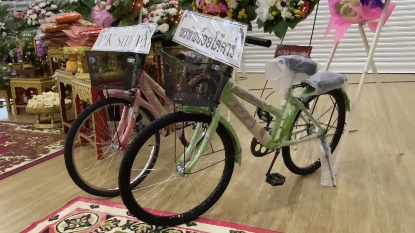 ไอเดียเจ้าอาวาส เปลี่ยนพวงหรีดดอกไม้เป็น รถจักรยาน ส่งต่อเด็กคนด้อยโอกาส