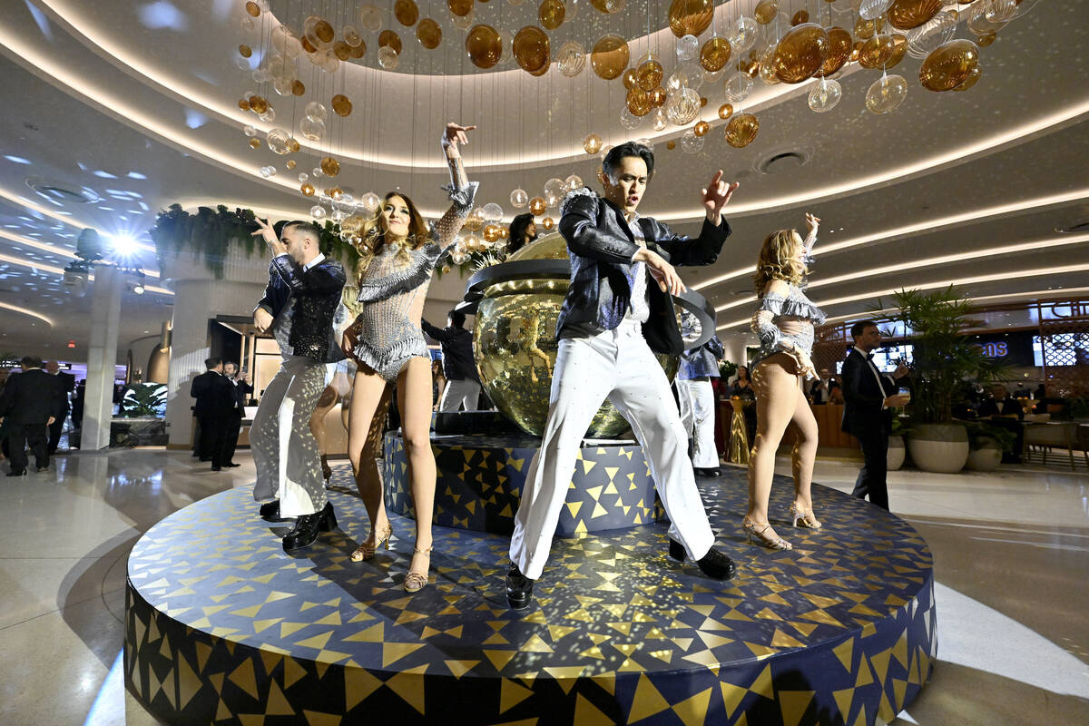 ลาสเวกัส, เนวาดา - 13 ธันวาคม: นักเต้นแสดงระหว่าง Fontainebleau Las Vegas Star-Studde ...